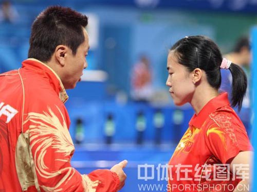 圖文:乒乓球女團賽中國對戰(zhàn)新加坡 教練指導