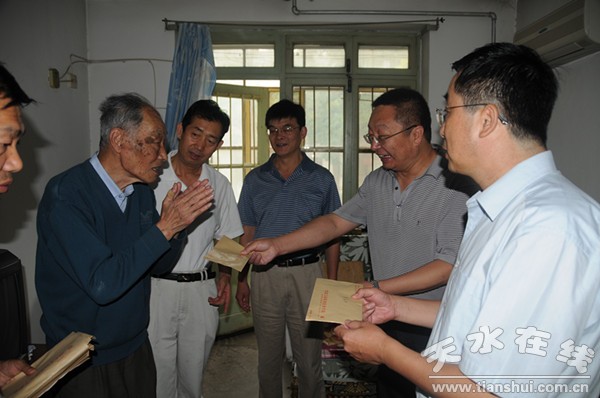 慰問離休老黨員唐金平.jpg