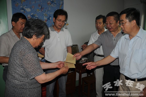 慰問離休老黨員牛序英.jpg