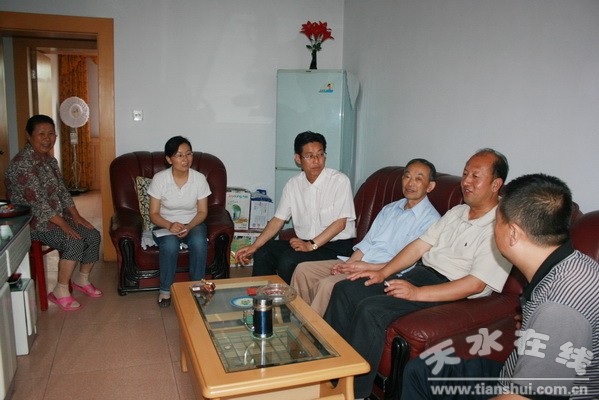 5、慰問老黨員曾子文.jpg
