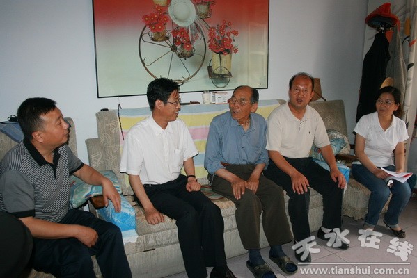 3、在老黨員王喜俊家慰問.jpg