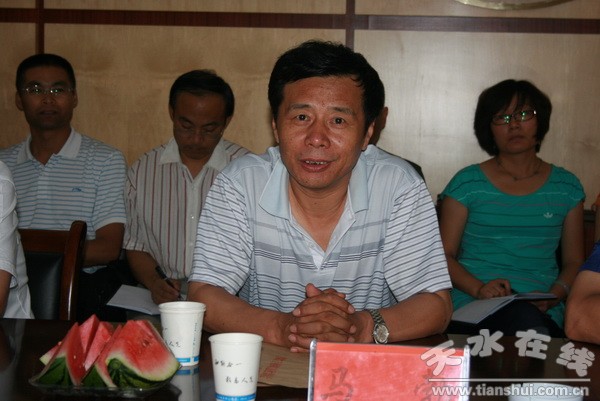 2、省工信委工會(huì)主席馬勃講話.jpg