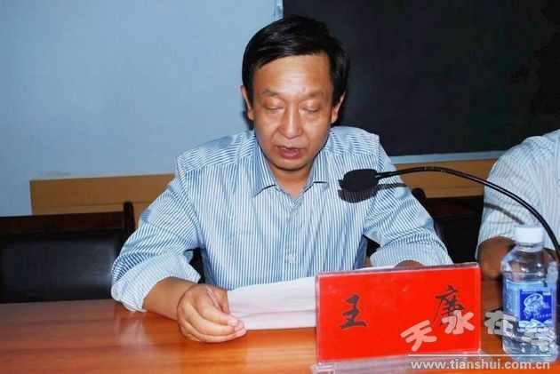nEO_IMG_縣教體局黨委書(shū)記王廉同志宣讀“天麟實(shí)驗(yàn)班”章程.jpg