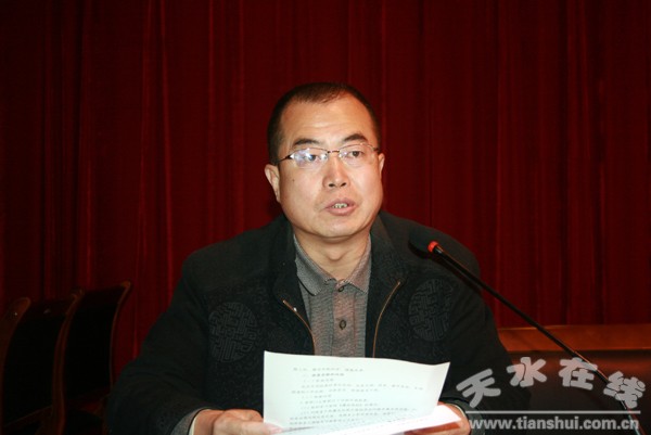 3、副院長李自勇宣讀開展廉潔文化進(jìn)校園活動(dòng)有關(guān)文件.jpg