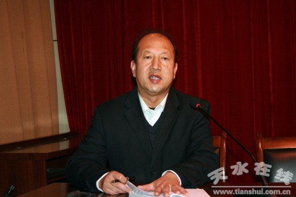 2、學(xué)院黨委副書記、副院長王芳弟主持活動(dòng).jpg