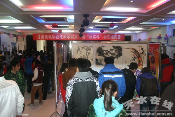 1、學院第二屆“秋實杯”師生書藝攝影展開展.jpg