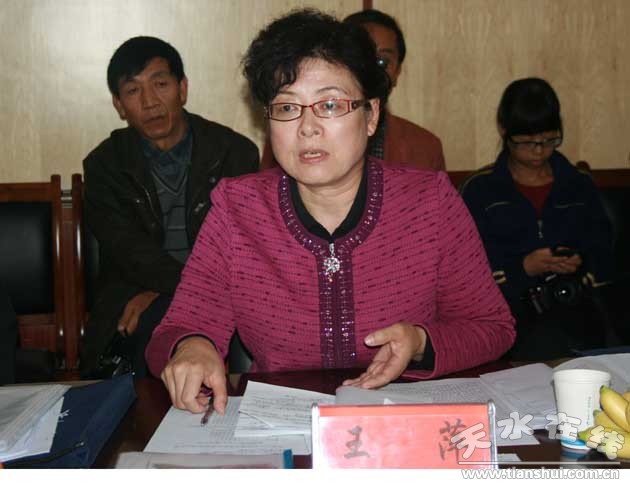 6、省教育廳副廳長王萍主持匯報會并講話.jpg