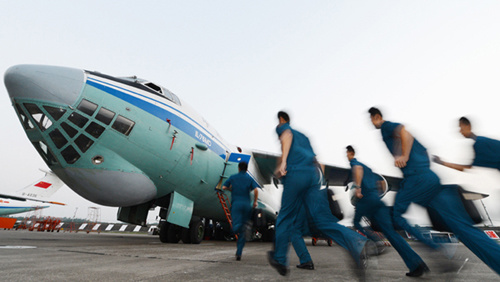 2008年汶川地震中,解放軍十五勇士在惡劣情況下空降震中。