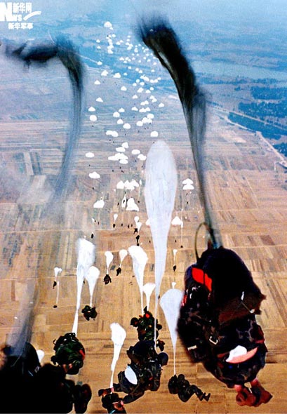 空降兵在復(fù)雜生疏地域進(jìn)行大規(guī)模空降訓(xùn)練。
