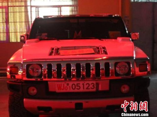 廣東惠州武警公開(kāi)披露悍馬車主懸掛假武警號(hào)牌