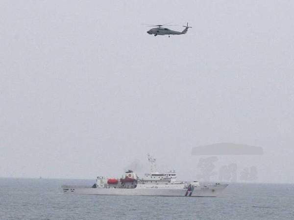 資料圖:臺(tái)灣軍艦在巴士海峽護(hù)漁現(xiàn)場(chǎng)。