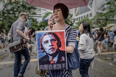 舉牌支持斯諾登的香港民眾