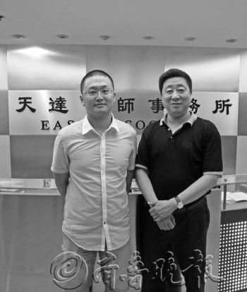 本報(bào)記者和錢(qián)列陽(yáng)(右)合影。