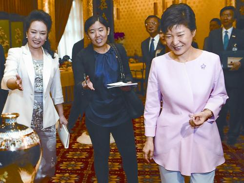 午餐后習(xí)近平夫人與韓國(guó)總統(tǒng)樸槿惠互贈(zèng)禮物