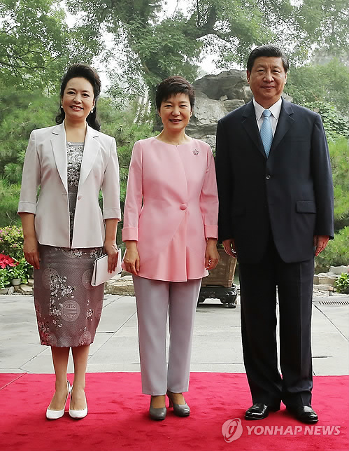 正在對(duì)中國(guó)進(jìn)行國(guó)事訪問(wèn)的樸槿惠總統(tǒng)28日與習(xí)近平主席及夫人在北京釣魚臺(tái)國(guó)賓館共進(jìn)午餐。