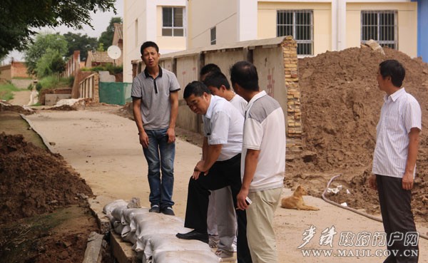 麥積區(qū)教體局在五龍中心學(xué)校查看災(zāi)情 麥積區(qū)教體局在五龍中心學(xué)校查看災(zāi)情