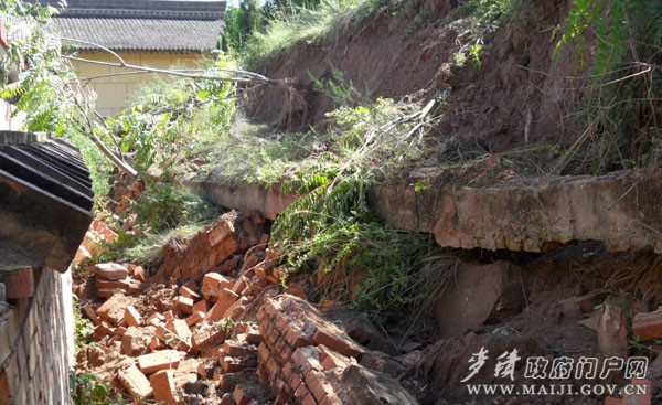 伯陽鎮(zhèn)曹石小學(xué)山體部分坍塌 伯陽鎮(zhèn)曹石小學(xué)山體部分坍塌
