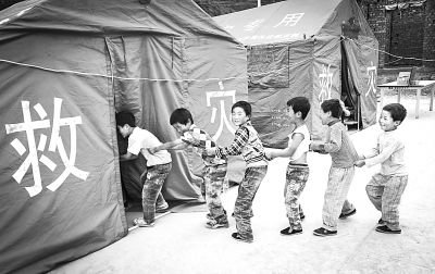 7月24日,幾名孩子在岷縣申都鄉(xiāng)青土村安置點玩耍。 新華社記者 劉瀟攝