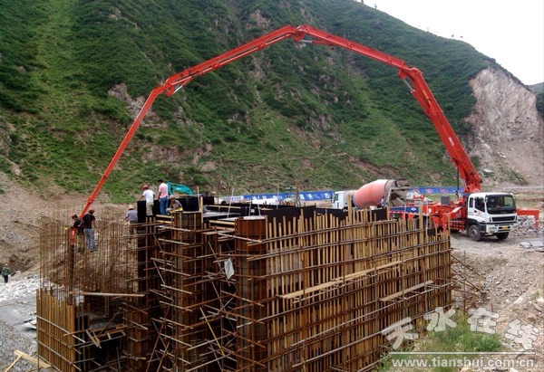 2012年高標(biāo)準(zhǔn)農(nóng)田建設(shè)項(xiàng)目南干渠渠首澆筑.jpg