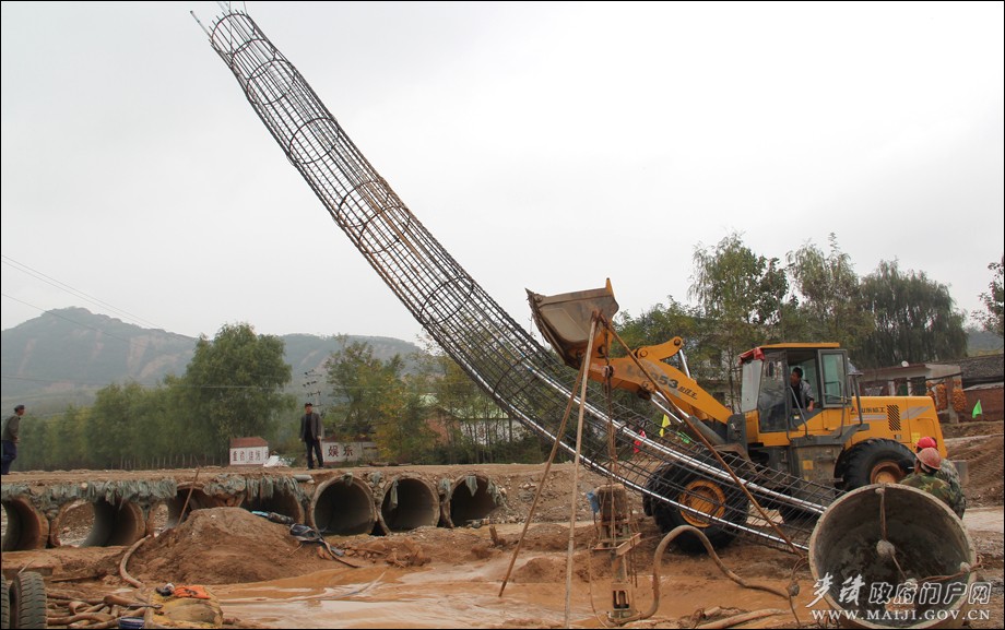 09正在施工的元溫公路穎川河橋.jpg