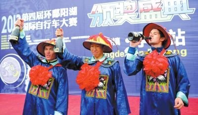 11月24日,3名車手身著清朝官服領(lǐng)獎。新華社發(fā)