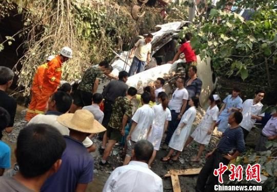 事故救援現(xiàn)場。 湯俊杰 攝 事故救援現(xiàn)場。 湯俊杰 攝
