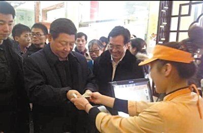 習(xí)近平包子鋪就餐親自排隊端盤買單 小菜也吃光