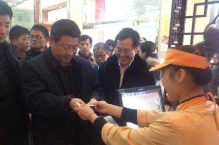習(xí)近平在包子鋪就餐處將劃線留念