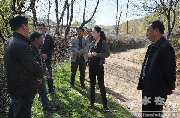 5月4日縣委常委宣傳部長張秀麗協(xié)調麥池村羅卜溝通村路建設 (26).jpg