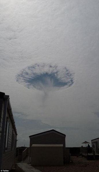 英國(guó)天空現(xiàn)巨大“云洞”奇觀 十分怪異(圖)