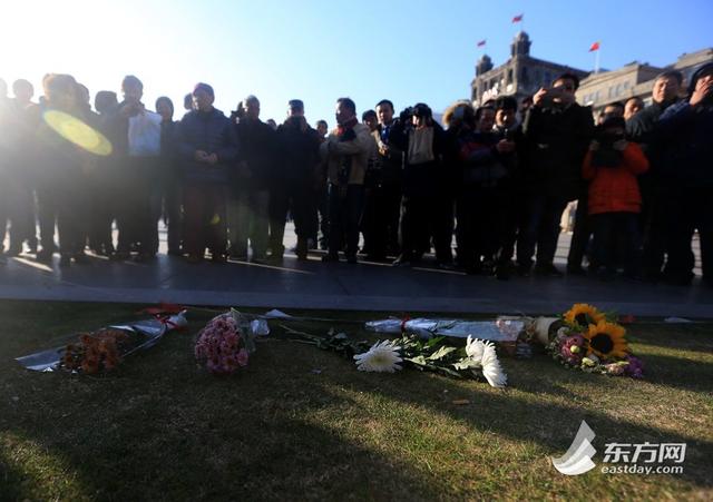 上海民眾在外灘為踩踏事故死傷者獻(xiàn)花(圖)
