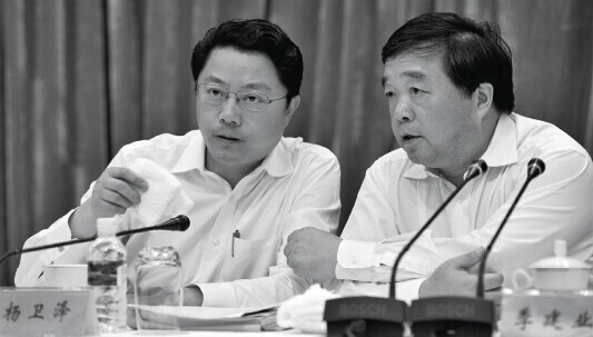 南京市原市長季建業(yè)落馬14 個(gè)月后,南京市委書記楊衛(wèi)澤也因涉嫌違紀(jì)違法,接受組織調(diào)查。圖為2012 年楊衛(wèi)澤(左)和季建業(yè)(右)參加南京市“兩會(huì)”。 CFP