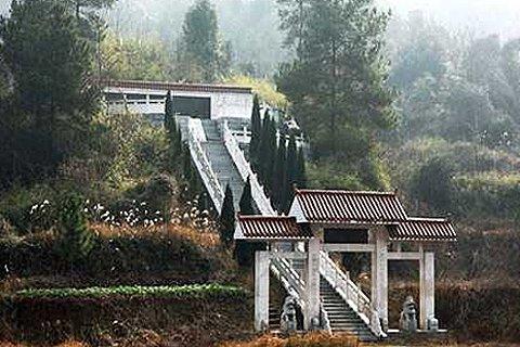季建業(yè)們“自挖”豪華墳墓:迷信風水借機斂財