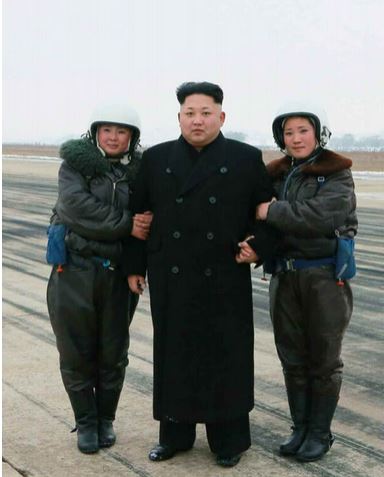 當(dāng)?shù)貢r間2015年1月24日,根據(jù)朝鮮《勞動新聞》報道,朝鮮最高領(lǐng)導(dǎo)人金正恩觀看并指導(dǎo)了朝鮮人民軍航空以及空軍進(jìn)行戰(zhàn)斗飛行訓(xùn)練。圖中,金正恩與女飛行員握手合影,女飛行員們情緒非常激動。