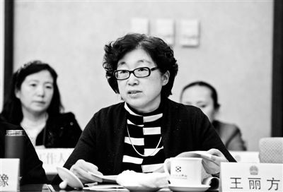 去年10月15日,中共中央總書記、國家主席、中央軍委主席習(xí)近平在北京主持召開文藝工作座談會時表示,不要搞“奇奇怪怪的建筑”。清華大學(xué)建筑學(xué)院教授王麗方在接受北青報記者專訪時表示,在我國,追求資本和追求政績是奇怪建筑的根源。