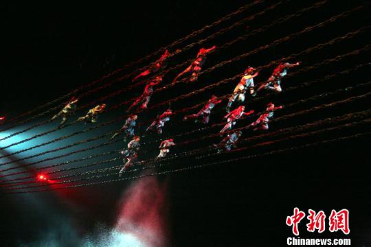 原文配圖:“飛奪瀘定橋”場(chǎng)景!∴囅肌z