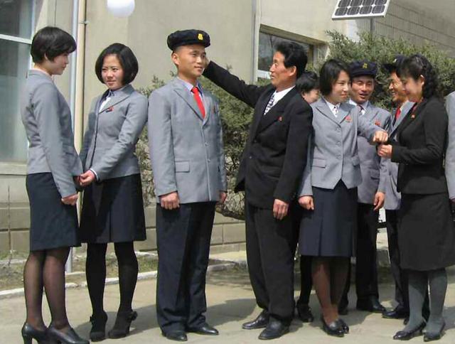 朝鮮新式校服曝光:不再上白下黑 女生著短裙