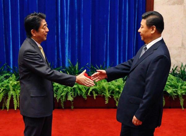 圖為2014年11月10日,國家主席習(xí)近平在京應(yīng)約會見來華出席亞太經(jīng)合組織領(lǐng)導(dǎo)人非正式會議的日本首相安倍晉三。 新華網(wǎng)