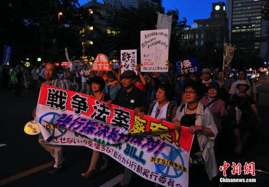 原文配圖:7月14日晚,至少2萬名東京市民(主辦方公布的統(tǒng)計數(shù)字)在市中心的日比谷公園舉行大規(guī)?棺h集會,反對日本政府強(qiáng)推意在解禁集體自衛(wèi)權(quán)的新安保法案。還有不少市民在國會周邊舉行了示威游行。王健 攝