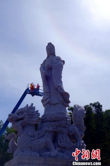 釋普靜法師率眾拈香主法,為佛像灑凈開(kāi)光。 徐長(zhǎng)安 攝