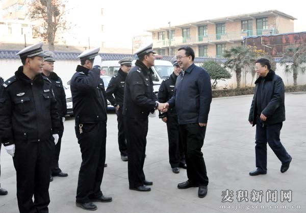 (在交警大隊慰問) (在交警大隊慰問)