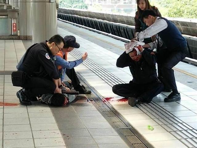 臺(tái)北捷運(yùn)車站傳出民眾砍警察事件 警員頭破血流