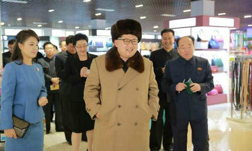 原文配圖:金正恩攜妻子和妹妹視察新建商店和服務(wù)基地,稱(chēng)早日實(shí)現(xiàn)開(kāi)業(yè)大吉。