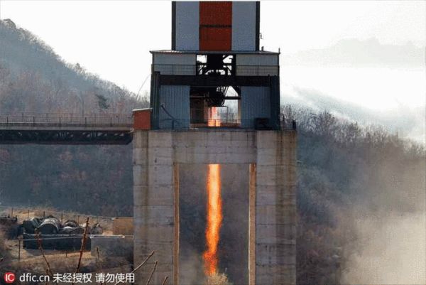據(jù)韓國《統(tǒng)一新聞》4月7日報道,韓國政府日前表示,朝鮮核武器的小型化技術(shù)已經(jīng)達到了一定水平。韓國統(tǒng)一部4月6日召開新聞發(fā)布會稱:“韓國政府認為朝鮮核武器小型化技術(shù)已經(jīng)達到了一定的水平。對于朝鮮是否具備用導彈搭載小型化核彈頭的能力,需要進一步確認,但朝鮮持續(xù)進行核試驗與導彈發(fā)射,已使其核能力有了大大提高。韓軍正在隨時應對朝鮮將核威脅變成現(xiàn)實的可能性。”