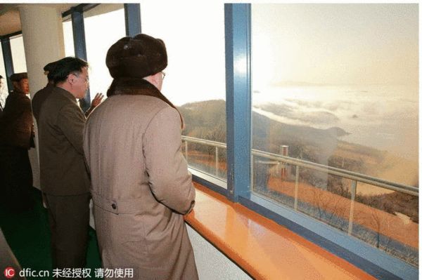 此前4月5日韓國的一位政府官員曾向美國《紐約時報》透露:“朝鮮的‘勞動’導彈已經(jīng)具備了搭載核彈頭的能力,是否發(fā)射只是政治上的考慮。‘勞動’導彈可搭載1噸的核彈頭,射程可達2000公里以上。但現(xiàn)在還沒有能夠證明朝鮮實現(xiàn)核彈頭小型化的直接證據(jù)!