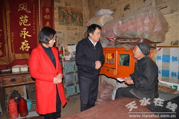 牛永禎、曹鳳娥慰問(wèn)新城鄉(xiāng)張河村一組楊毛變.JPG