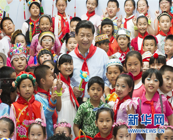2013年5月29日,習(xí)近平在北京市少年宮參加“快樂童年 放飛希望”主題隊(duì)日活動(dòng)。新華社記者李學(xué)仁攝