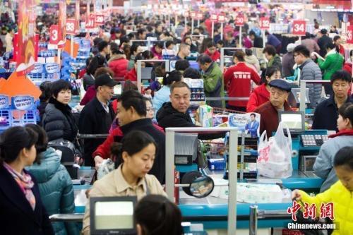 資料圖:民眾購買生活用品。張?jiān)?攝