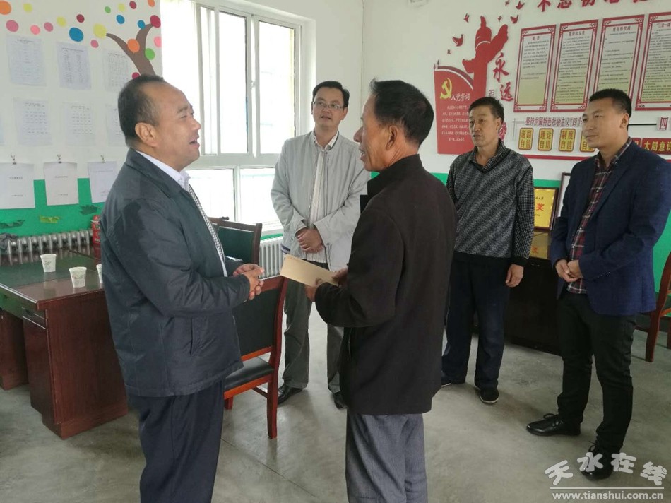 馬小平慰問(wèn)教師.jpg