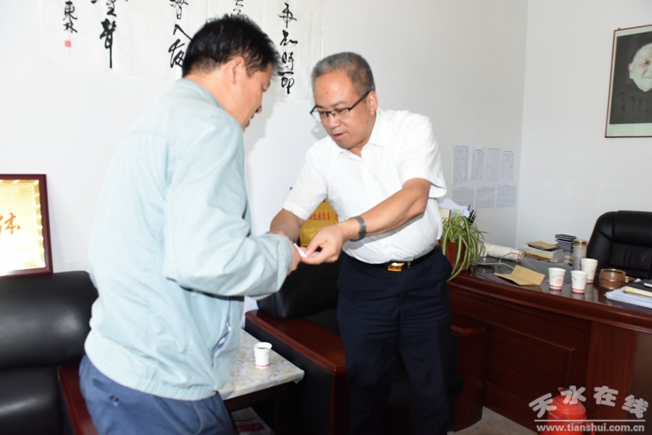 牛永禎 慰問(wèn)白沙中學(xué)教師 王永峰.jpg